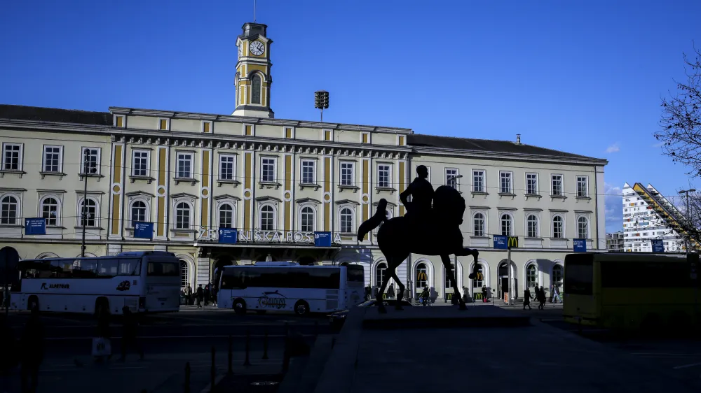 ﻿- 03.03.2015 - Avtobusna postaja Ljubljana - spomenik generala Rudolfa Maistra v parku na Trgu OF - Trg Osvobodilne fronte, <br><br><br><br><br><br><br><br><br>//FOTO: Jaka Gasar