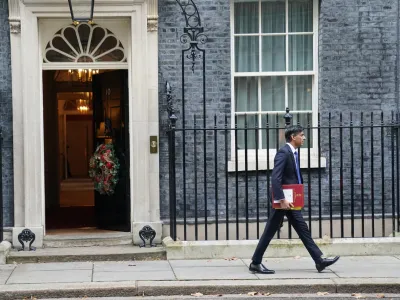 29 November 2023, United Kingdom, London: UK Prime Minister Rishi Sunak leaves 10 Downing Street, London, to attend Prime Minister's Questions at the Houses of Parliament. Photo: Stefan Rousseau/PA Wire/dpa