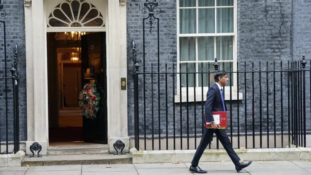 29 November 2023, United Kingdom, London: UK Prime Minister Rishi Sunak leaves 10 Downing Street, London, to attend Prime Minister's Questions at the Houses of Parliament. Photo: Stefan Rousseau/PA Wire/dpa