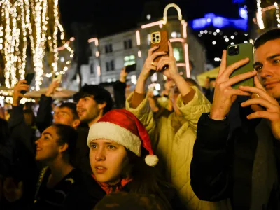 - 01.12.2023 – Veseli December v Ljubljani 2023 - prižig prazničnih luči v središču prestolnice - svetlobna okrasitev mesta - začetek prazničnega decembrskega sejma na ljubljanskih ulicah - novoletno okrašena Ljubljana - //FOTO: Nik Erik Neubauer