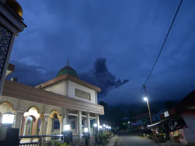 Mount Marapi volcano spews volcanic ash as seen from Nagari Batu Palano in Agam, West Sumatra province, Indonesia, December 3, 2023, in this photo taken by Antara Foto. Antara Foto/Iggoy el Fitra/ via REUTERS. ATTENTION EDITORS - THIS IMAGE HAS BEEN SUPPLIED BY A THIRD PARTY. MANDATORY CREDIT. INDONESIA OUT. NO COMMERCIAL OR EDITORIAL SALES IN INDONESIA.