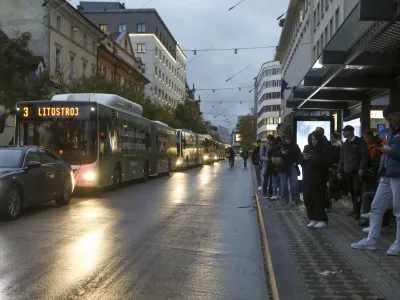 - 14.11.2023 – Slovenska cesta - promet - avtobus LPP - gneča prometni zastoj -  //FOTO: Luka Cjuha