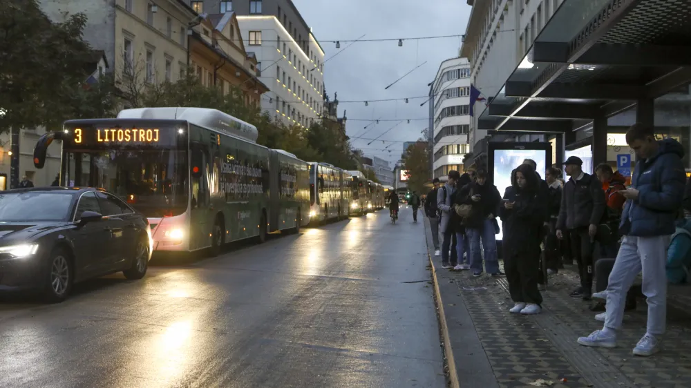 - 14.11.2023 – Slovenska cesta - promet - avtobus LPP - gneča prometni zastoj -  //FOTO: Luka Cjuha