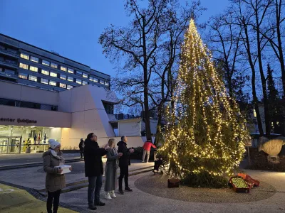 Ljubljana, UKC Ljubljana.<br>Prizig praznicnih luci pred UKC Ljubljana.