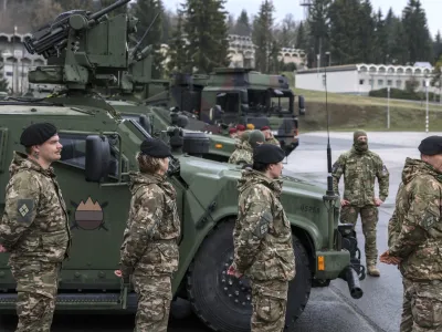 - simbolična fotografija – vojaki SV -- 31.03.2023 – Slovenska vojska (SV) - Vojašnica Ivana Cankarja Vrhnika - obisk predsednice republike v okviru katerega se je seznanila s stanjem pripravljenosti Slovenske vojske v letu 2022, //FOTO: Jaka Gasar