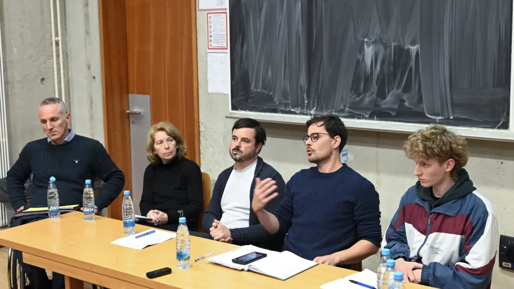 dr. Klemen Ploštajner, državni sekretar na Ministrstvu za solidarno prihodnostdoc. Rok Žnidaršič, podžupan in mestni urbanist Mestne občine LjubljanaSašo Rink, direktor Javnega stanovanjskega sklada Mestne občine Ljubljanaprof. Anja Planišček, profesorica na Fakulteti za arhitekturoPeter Žiberna, uporabnik PLACa  - 05.12.2023 - Okrogla miza Mesto za vse? in razstava Kaj bomo s Stolpniško? – Fakulteta za Arhitekturo.  //FOTO: Nik Erik Neubauer