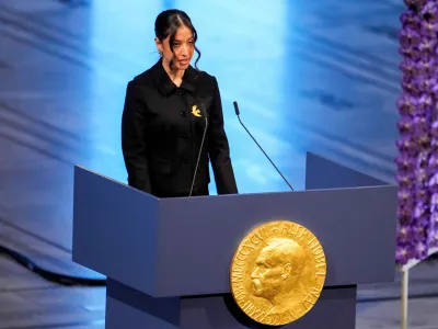 Kiana Rahmani, daughter of Narges Mohammadi, an imprisoned Iranian human rights activist, who was awarded the Nobel Peace Prize 2023, speaks after receiving the award on behalf of her mother at Oslo City Hall, Norway December 10, 2023. NTB/Fredrik Varfjell via REUTERS  ATTENTION EDITORS - THIS IMAGE WAS PROVIDED BY A THIRD PARTY. NORWAY OUT. NO COMMERCIAL OR EDITORIAL SALES IN NORWAY