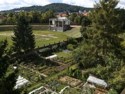 Na ministrstvu za kulturo niso komentirali, kako (če sploh) bo na njihove nadaljnje odločitve vplivala občinska ocena vrednosti Plečnikovega stadiona.