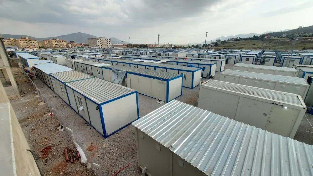 Kontejnersko naselje v Islaje je eno izmed številnih, ki so jih oblasti postavile po potresu. Ljudje so zadovoljnji, da lahko živijo v bivalnih zabojnikih ne pa v šotorih. Imajo skupne sanitarije, otrokom pa so zgradili veliko igrišče.