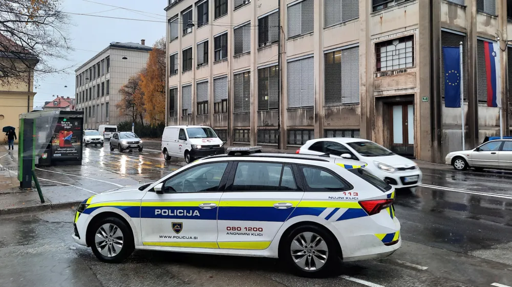 - 13.12.2023 - Fakulteta za farmacijo UL, Aškerčeva cesta 7 – intervencija ob nenavadnem vonju v centru Ljubljane - uhajanje plina – //FOTO: Luka Cjuha