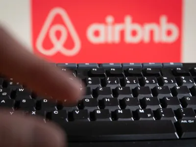 FILED - 04 June 2020, Lower Saxony, Osnabrueck: The logo of "airbnb" can be read behind a computer keyboard. Photo: Friso Gentsch/dpa