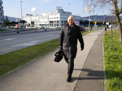 ﻿Andrej Lovšin, nekdanji predsednik uprave Intereuropa - 14.03.2016 - sojenje Andreju Lovšinu, nekdanjemu predsedniku uprave Intereurope - kazenski postopek v zvezi z naložbo v logistični center Čehov v Rusiji - Lovšin je prišel na sodišče - pred obravnavo ni ničesar komentiral - na predobravnavnem decmbra 2015 ni prizna krivde za zlorabo položaja za naložbo v Čehov, ki je skoraj pogubila Intereuropo.//FOTO: Tatjana Tanackovič