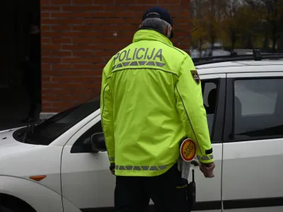 - preizkus alkoholiziranosti - alkotest, alkohol v prometu, policija - 06.12.2022 - policisti Postaje prometne policije Ljubljana vršili postopke preizkusov alkoholiziranosti voznikov v prometu na Kotnikovi ulici pred poslopjem Agencije za varnost prometa - //FOTO: Nik Erik Neubauer