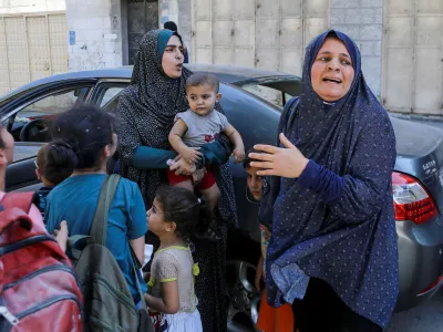 Palestinian women and children react following Israeli strikes in Gaza City October 15, 2023. REUTERS/Mutasem Murtaja