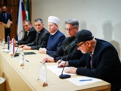 Ljubljana, Muslimanski kulturni center.<br>Novinarska konferenca, na kateri so mufti Islamske skupnosti v Sloveniji Nevzet Poric, novomeski skof in predsednik Slovenske skofovske konference Andrej Saje, skof Evangelicanske Cerkve augsburske veroizpovedi v RS Leon Novak ter superintendent Binkostne cerkve Daniel Grabar predstavili medversko izjavo proti uvajanju samomora s pomocjo v slovensko zakonodajo.<br>Novomeski skof in predsednik Slovenske skofovske konference Andrej Saje.