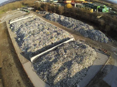 Že desetletje se Slovenija vsako leto sooča z embalažnim kaosom; kupov odpadne embalaže nihče noče prevzeti (na fotografiji skladišče ljubljanske Snage). Foto: arhiv Snage