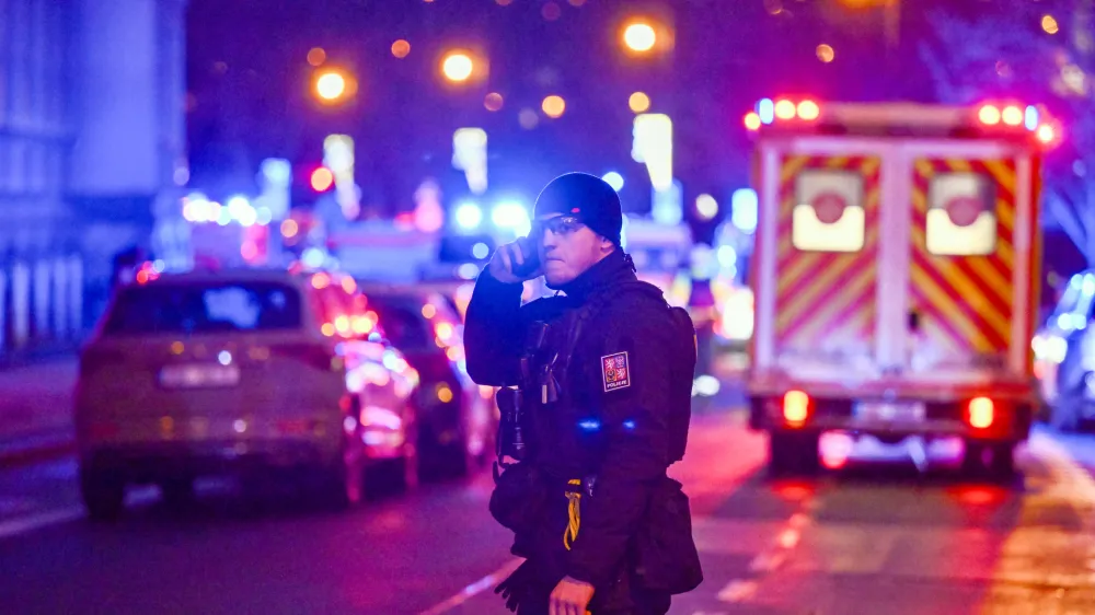 21 December 2023, Czech Republic, Prague: A police officer stands at the scene of a shooting in the building of the Faculty of Arts in central Prague. Photo: Deml Ondřej/CTK/dpa