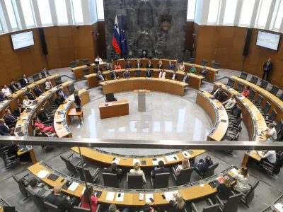 Državni zbor - poslanska dvorana<br><br>- 01.06.2022 - Izredna seja DZ, na kateri so potrjevali 17. novih ministrov - 15. petnajsta Vlada Republike Slovenije RS v samostojni Sloveniji pod vodstvom predsednika vlade dr. Roberta Goloba - <br> <br>//FOTO: Luka Cjuha<br>