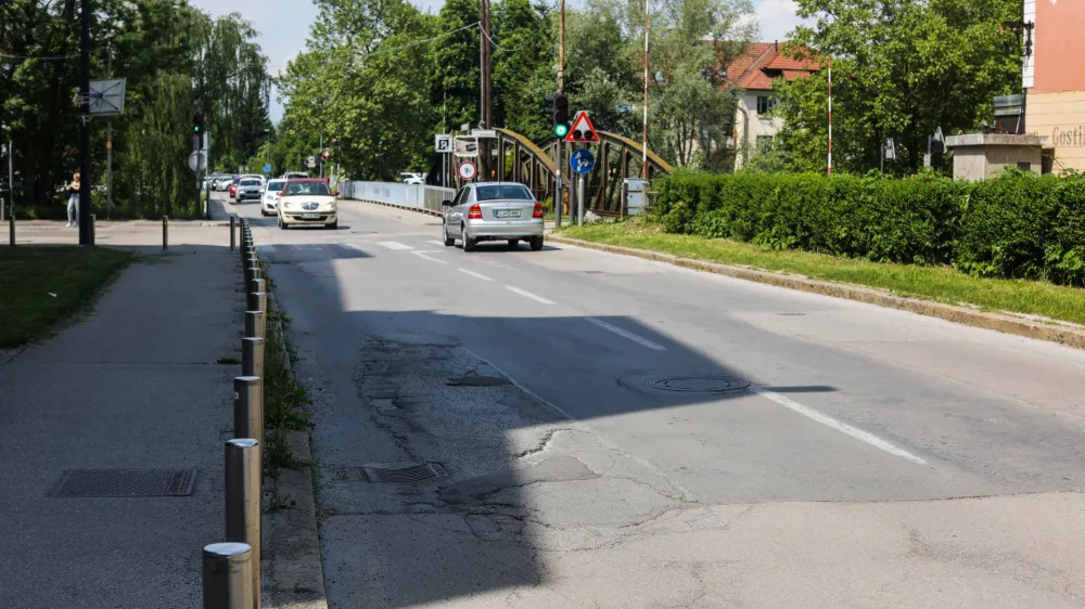 - 13.05.2022 – Grablovičeva ulica – asfaltirana cesta na odseku med Povšetovo in mostom čez Ljubljanico. - //FOTO: Bojan Velikonja