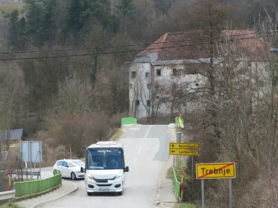 V teh dneh bodo na hitri cesti pri trebanjskem gradu porušili nadvoz (v ozadju) in na tem mestu do konca leta zgradili krožišče. F Dragana Stanković