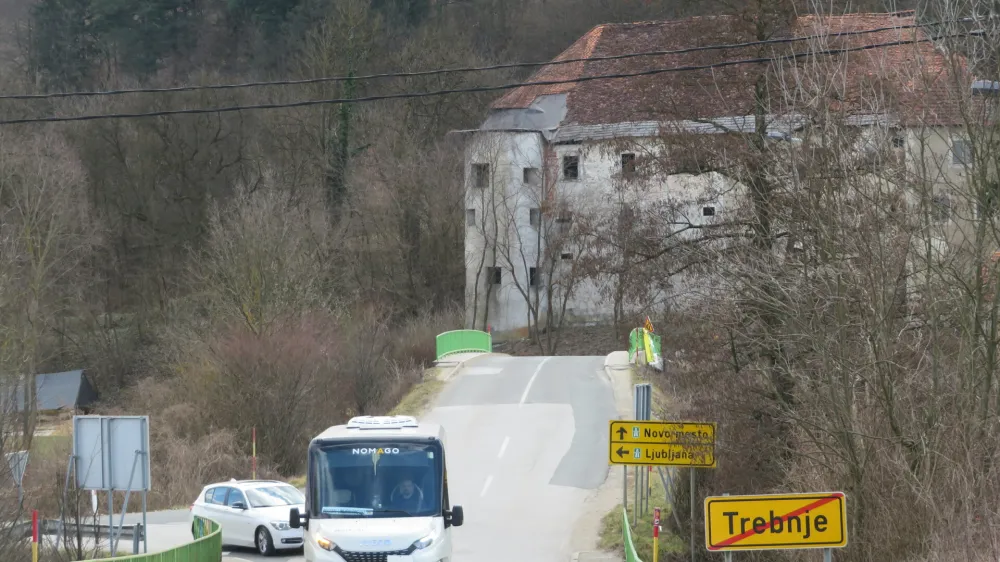 V teh dneh bodo na hitri cesti pri trebanjskem gradu porušili nadvoz (v ozadju) in na tem mestu do konca leta zgradili krožišče. F Dragana Stanković