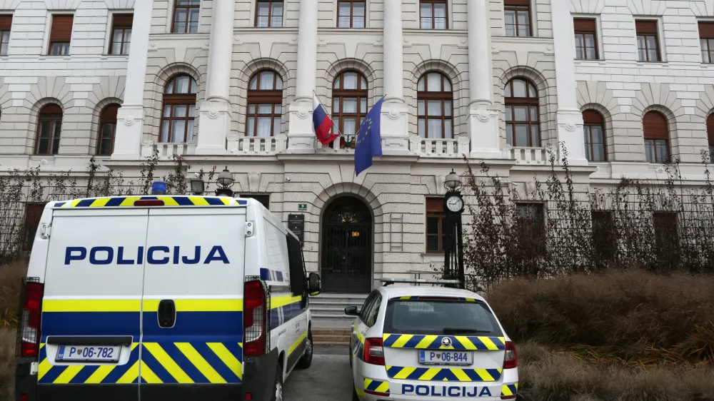 Napadi na sodnike in sodišča so se vrstili skozi leta. Dobivali so (lažne) grožnje s podtaknjenimi bombami na sodiščih, eksplodiralo pa je tudi zares &ndash; pod oknom ljubljanske sodnice v Radovljici. Eksplozija je ostala neraziskana.&nbsp;