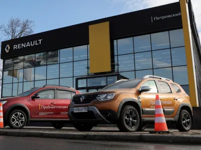 FILE PHOTO: Renault cars are parked outside a showroom in Saint Petersburg, Russia March 24, 2022. REUTERS/File Photo