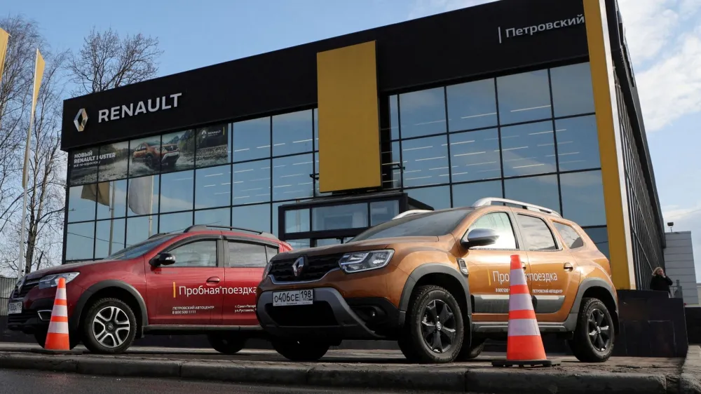 FILE PHOTO: Renault cars are parked outside a showroom in Saint Petersburg, Russia March 24, 2022. REUTERS/File Photo