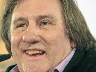 Der franzoesische Schauspieler Gerard Depardieu lacht waehrend einer Pressekonferenz fuer den Kinofilm "Asterix bei den Olympischen Spielen" am Mittwoch, 16. Januar 2008 in Muenchen. (AP Photo/Uwe Lein) ---French actor Gerard Depardieu smiles during a press conference for the motion picture "Asterix at the Olympic Games" in Munich, southern Germany on Wednesday, Jan. 16, 2008. (AP Photo/Uwe Lein)