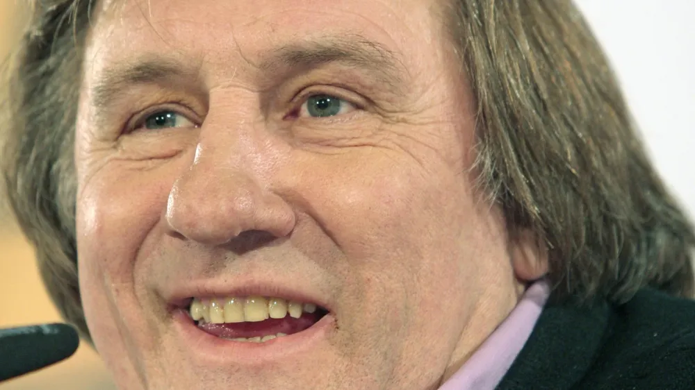 Der franzoesische Schauspieler Gerard Depardieu lacht waehrend einer Pressekonferenz fuer den Kinofilm "Asterix bei den Olympischen Spielen" am Mittwoch, 16. Januar 2008 in Muenchen. (AP Photo/Uwe Lein) ---French actor Gerard Depardieu smiles during a press conference for the motion picture "Asterix at the Olympic Games" in Munich, southern Germany on Wednesday, Jan. 16, 2008. (AP Photo/Uwe Lein)