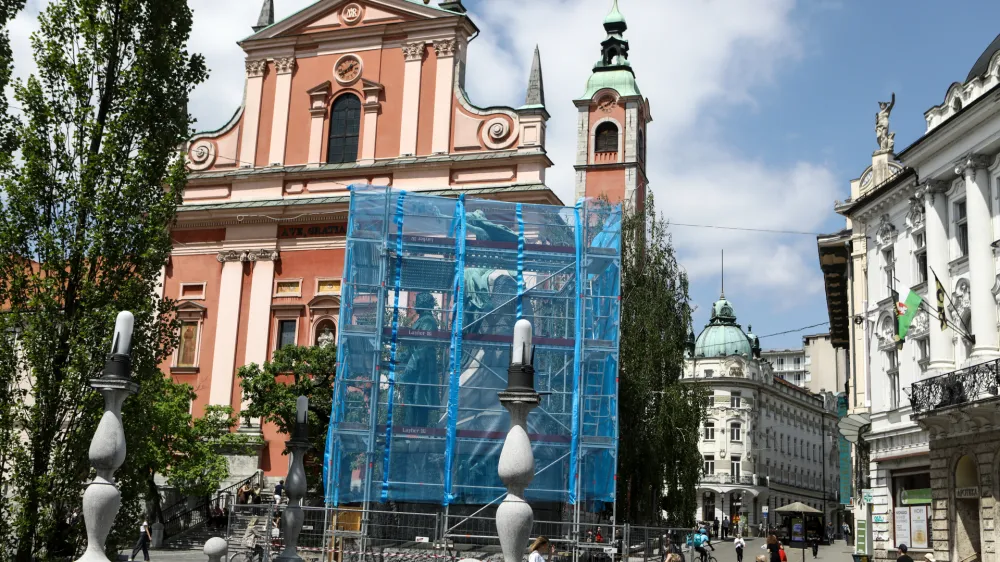 Gradbeni oder okoli spomenika naj bi bil odstranjen prihodnji torek.