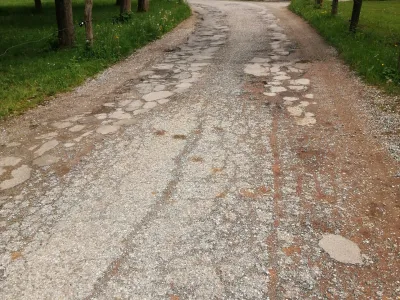 Največje poškodbe na Dolniški cesti so nastale ob stiku z bankino.&nbsp;