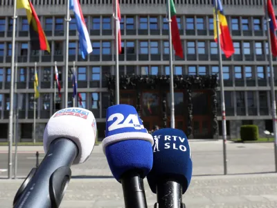 - 19.05.2022 – Simbolična fotografija - mediji - medijski zakon, mikrofon RTV, POP TV nova24 TV, <br> skupščina Trg republike – Parlament<br><br>//FOTO: Tomaž Skale<br>