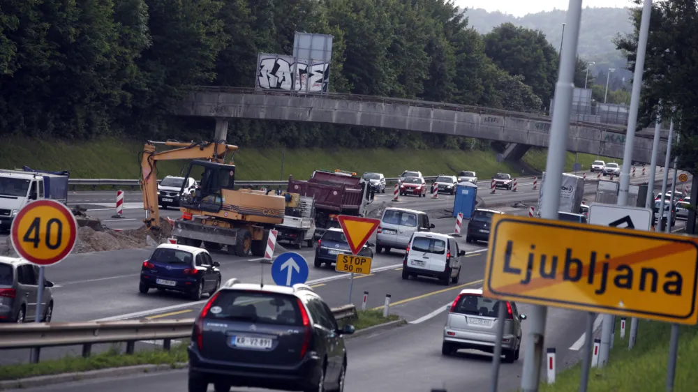 Po pojasnilih agencije za okolje so se izpusti toplogrednih plinov iz prometa v Sloveniji od leta 1986 do 2019 skoraj potrojili.