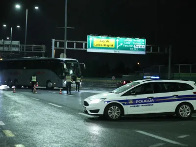 22.05.2022.,Zagreb,Lucko - Nakon utakmice Dinamo - Hajduk (3:1), krenuo je masovni povratak Torcide prema jugu, a na putu su izbili i neredi, odnosno opca tucnjava s policijom, pa je tako zatvorena dionica autoceste A1 između cvorova Lucko i Karlovac. Autocesta je zatvorena u oba smjera. Photo: Goran Stanzl/PIXSELL