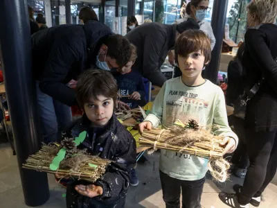 Izdelani barčici sta Peter in Nikolaj spustila po Gradaščici. Foto: Luka Cjuha