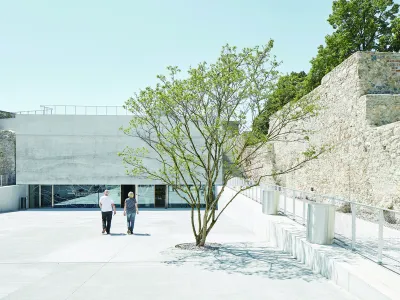 Podrobnejša razstava projekta Nova galerija in kazemate v avstrijskem Wiener Neustadtu, ki je prejel Plečnikovo nagrado, bo od srede, 25. maja, od 18. ure naprej na ogled v Galeriji DESSA. Razstavo vseh letošnjih prejemnikov Plečnikovih odličij si je mogoče ogledati v galeriji na prostem na Novem trgu.