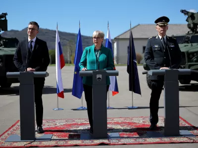 Minister za obrambo Marjan Šarec (levo) in načelnik generalštaba Slovenske vojske Robert Glavaš sta predsednici republike Nataši Pirc Musar predstavila poročilo o pripravljenosti vojske v letu 2023. Foto: STA