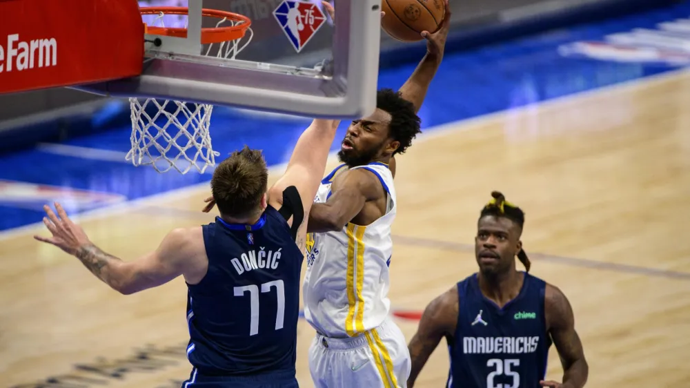 Košarkar Golden Stata Andrew Wiggins je &raquo;živalsko&laquo; zabil prek Luke Dončića.
&nbsp;