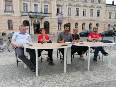 Nova Gorica, Trg Evropa.<br>Novinarska konferenca o tem, da so mednarodno priznani glasbeni festivali na Goriskem izgubili podporo ministrstva za kulturo.<br>Borut Basin iz Hise kulture v Smartnem v Goriskih Brdih, organizator Brda Contemporary Music Festival Zlatko Kaucic, soorganizator festivala Glasbe sveta Tadej Stolic, direktorica javnega zavoda GO!2025 Kaja Sirok in organizator festivala Sajeta Janez Leban.