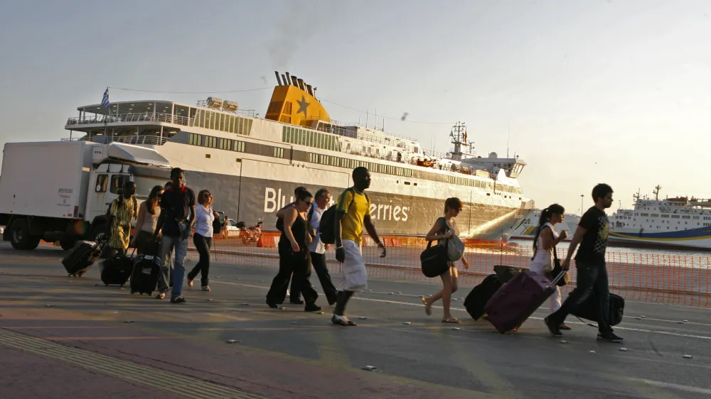  - GRČIJA 2011 - Pirej, pristaniče, trajekt, turisti - turizem/FOTO: Bojan Velikonja