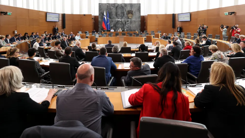 Ljubljana, Drzavni zbor.<br>Izredna seja DZ, na kateri so obravnavali predlog o spremembah zakona o vladi, predlog o spremembah zakona o RTV Slovenija in mandatno-volilne zadeve.