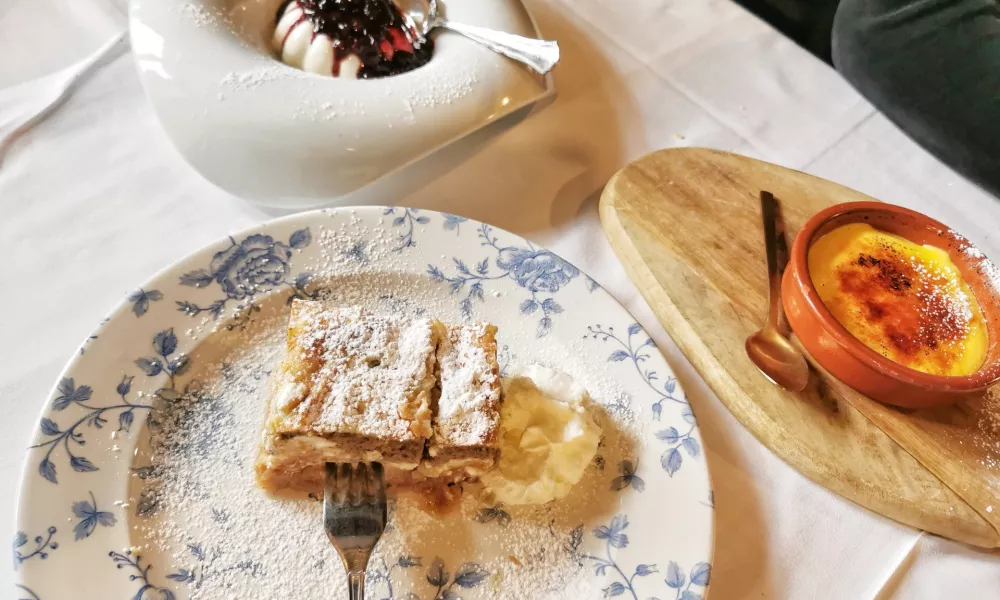 Gibanica, panakota in krembrule / Foto: Miha First