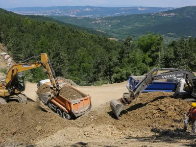 Gradbiče dostopne ceste do trase Divača Koper nad Gabrovico pri Črnem Kalu<br><br>21.06.2019. Črni Kal. Ogled gradbiča dostopnih cest do trase drugega tira med Divačo in Koprom. Drugi elezniki tir Divača Koper.<br><br>//FOTO: Bojan Velikonja