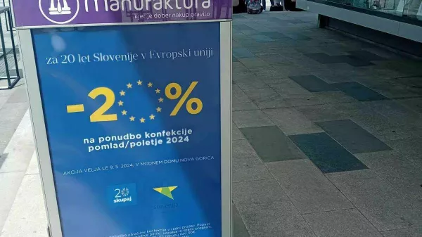 Reklamni pano v Novi Gorici ob 20-letnici vstopa Slovenije v EU