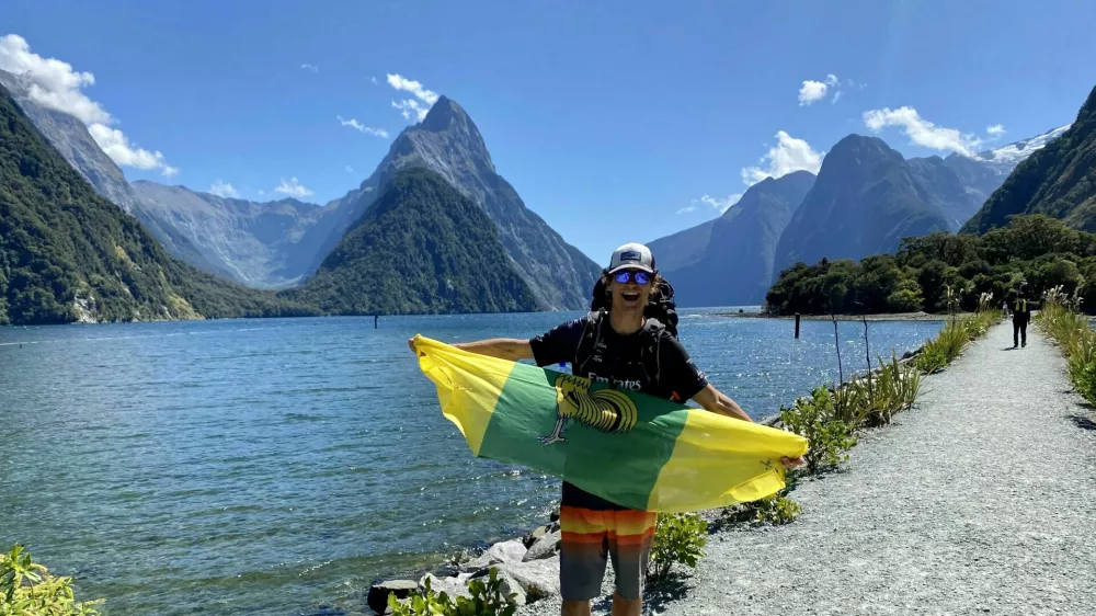 Janez Mikec s &scaron;entjernejsko zastavo na pohodu po Milford Soundu na Južnem otoku. /osebni arhiv
