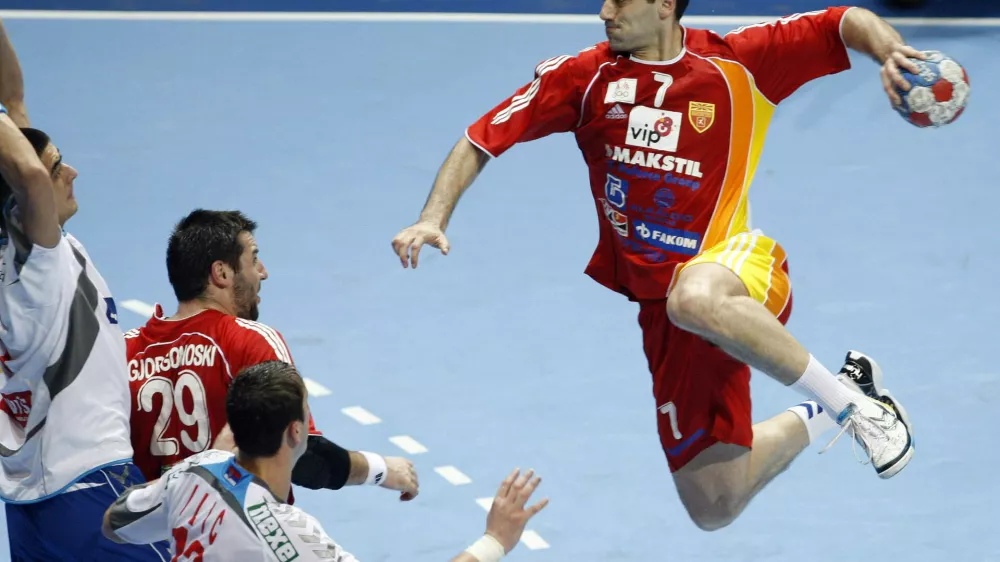 Macedonia's Kiril Lazarov tries to score next to Serbia's players during their Men's World Handball Championship main round group II match in Zadar January 27, 2009.  REUTERS/Oleg Popov(CROATIA)