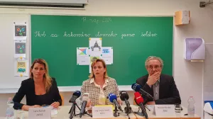 Lara Romih, Mojca Mihelič in Branimir Štrukelj (z leve) so opozorili na vrsto izzivov v javnem šolstvu. V šoli želijo vzpostaviti sistem zagotavljanja kakovosti in okrepiti njen vzgojni pomen.