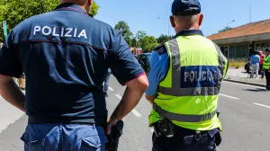 ﻿- slovensko-italijanska policijska patrulja – policija - 01.07.2019 – Sežana - nekdanji mejni prehod Lipica - Slovensko-italijansko mejo začeli nadzorovati mešane slovensko-italijanske policijske patrulje s ciljem zaustaviti nezakonite prehode meja //FOTO: Bojan Velikonja