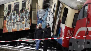 - Vižmarje - železniška nesreča 2012 v kateri sta trčila potniška vlaka. Mednarodni potniški vlak je pripeljal na železniško postajo, kjer je bil usmerjen na tir, na katerem je že stal drugi potniški vlak, s katerim sta nato trčila - lažje poškodovanih 18 oseb,//FOTO: Luka Cjuha